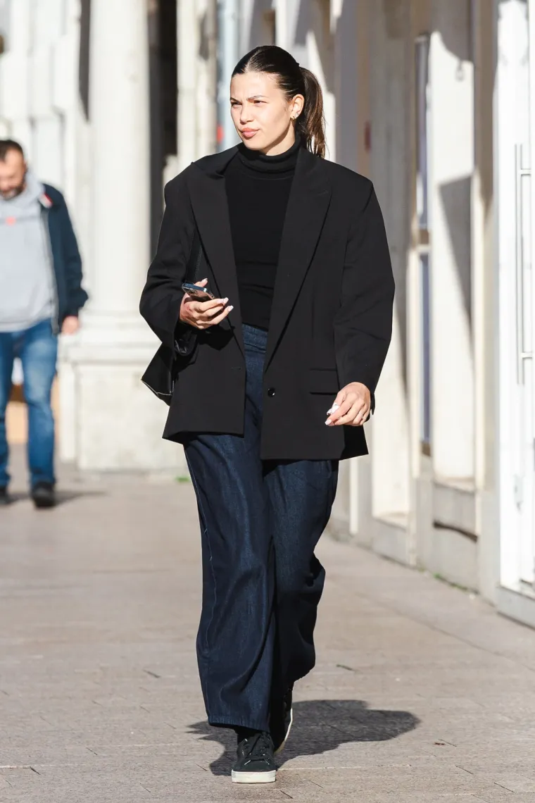 Pored prekrasnih dama, markantan muškarac plijenio je poglede