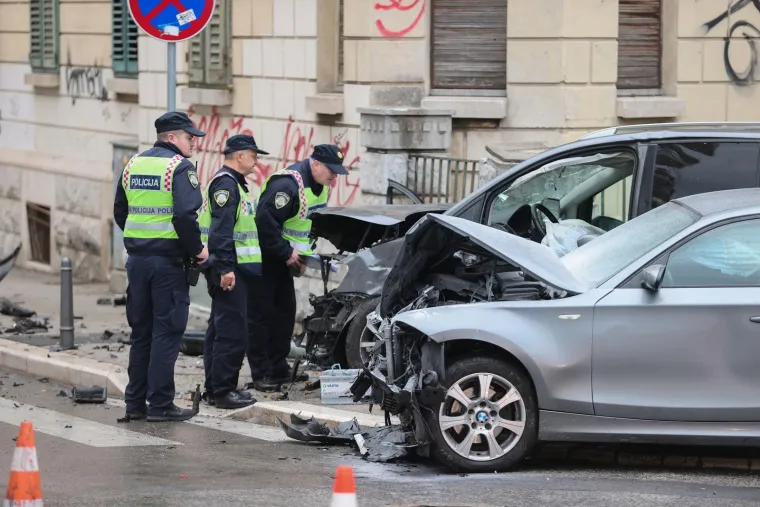 Teški krš i lom u centru Splita! Jedna osoba bila zarobljena u autu, prizori su zastrašujući