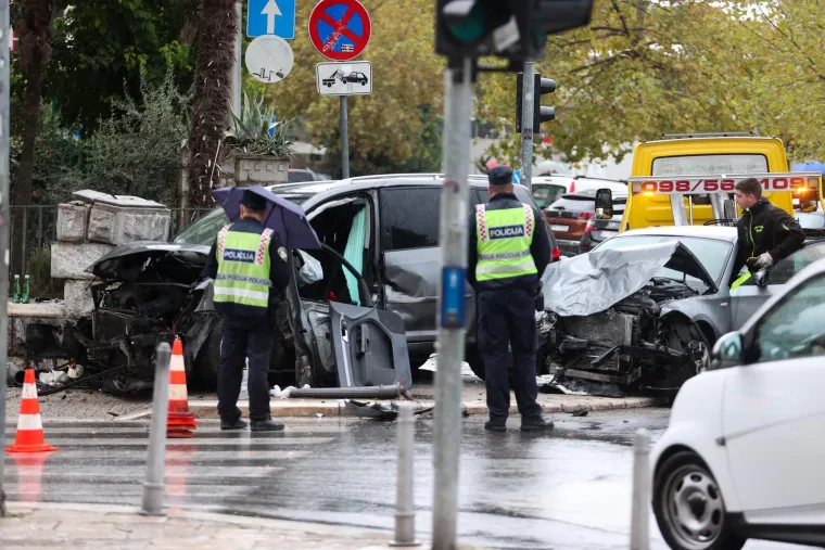 Teški krš i lom u centru Splita! Jedna osoba bila zarobljena u autu, prizori su zastrašujući