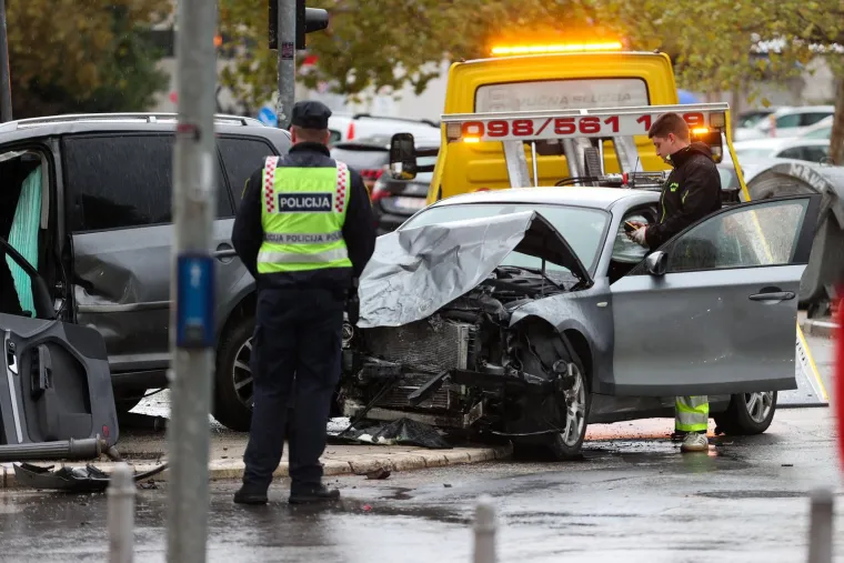 Teški krš i lom u centru Splita! Jedna osoba bila zarobljena u autu, prizori su zastrašujući