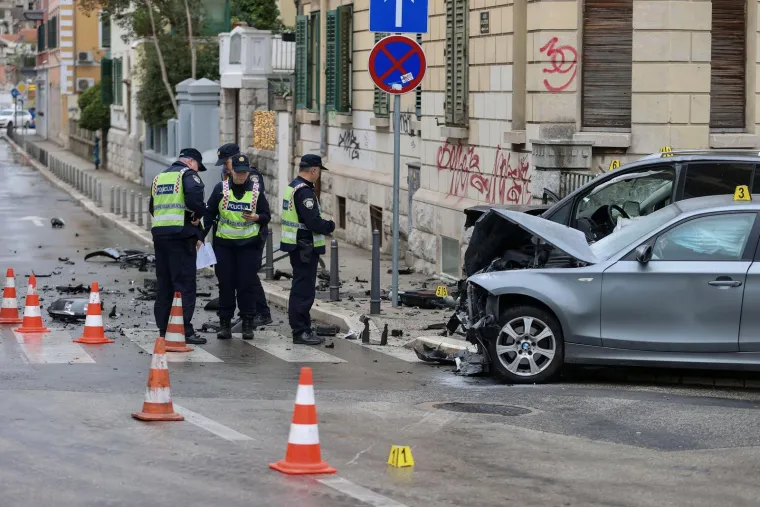 Teški krš i lom u centru Splita! Jedna osoba bila zarobljena u autu, prizori su zastrašujući