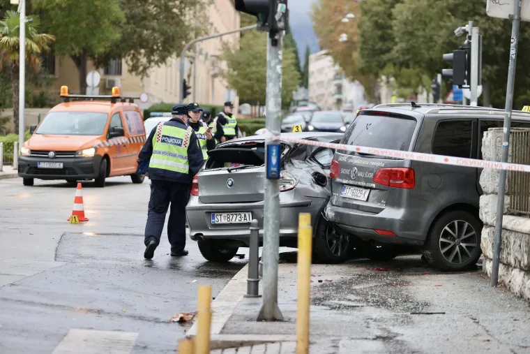 Teški krš i lom u centru Splita! Jedna osoba bila zarobljena u autu, prizori su zastrašujući