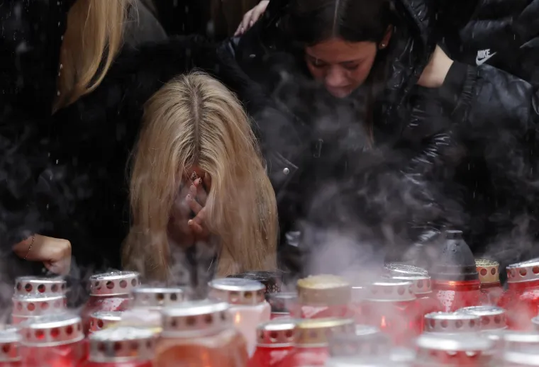 Neizreciva bol i svijeće za ubijenog oca... Slike iz Slovenije lome srca