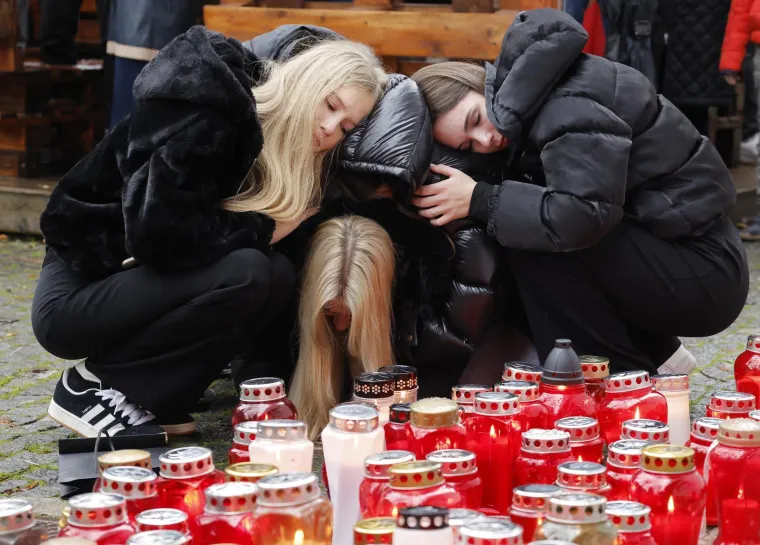 Neizreciva bol i svijeće za ubijenog oca... Slike iz Slovenije lome srca