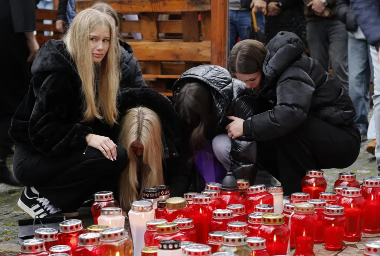 Neizreciva bol i svijeće za ubijenog oca... Slike iz Slovenije lome srca