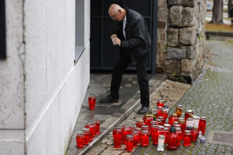 Neizreciva bol i svijeće za ubijenog oca... Slike iz Slovenije lome srca