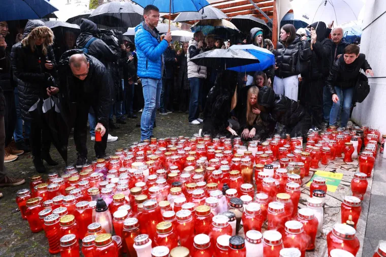 Neizreciva bol i svijeće za ubijenog oca... Slike iz Slovenije lome srca
