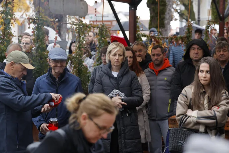 Neizreciva bol i svijeće za ubijenog oca... Slike iz Slovenije lome srca