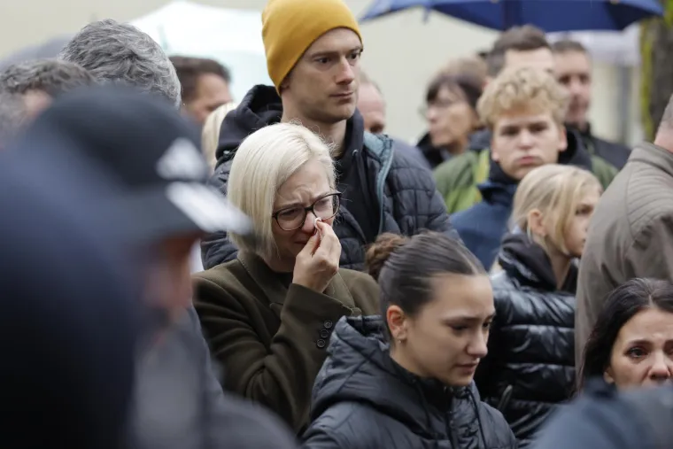 Neizreciva bol i svijeće za ubijenog oca... Slike iz Slovenije lome srca