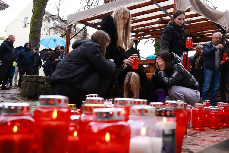 Neizreciva bol i svijeće za ubijenog oca... Slike iz Slovenije lome srca