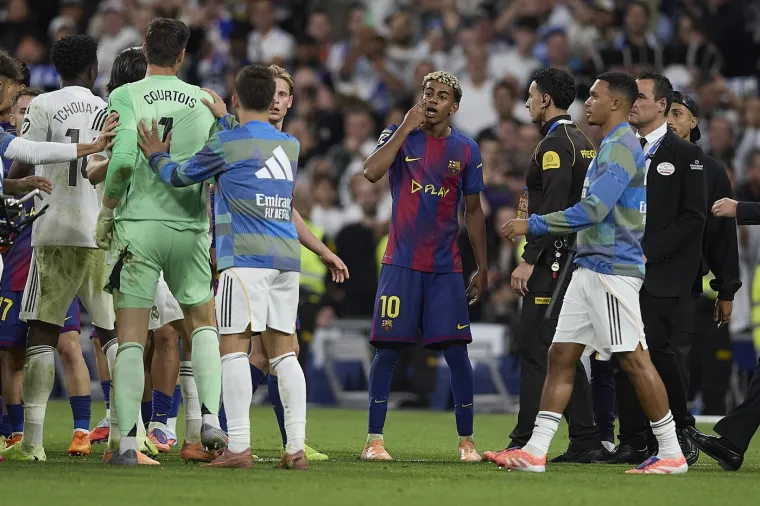 Ovo je bio UFC, a ne El Clasico! Potukla se dva sunarodnjaka, sve je morala rje&scaron;avati policija