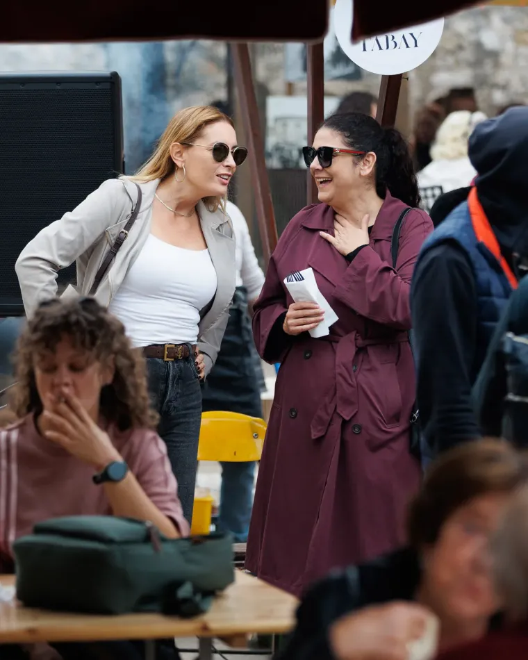 Ovaj zgodni par nitko nije mogao ignorirati: Zaljubljeni duo zasjenio sve prolaznike u gradu