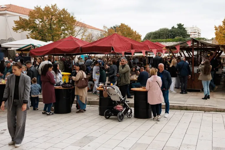 Ovaj zgodni par nitko nije mogao ignorirati: Zaljubljeni duo zasjenio sve prolaznike u gradu