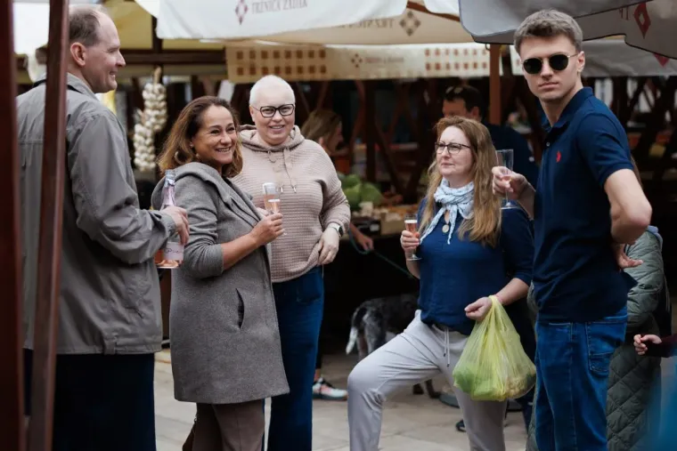 Ovaj zgodni par nitko nije mogao ignorirati: Zaljubljeni duo zasjenio sve prolaznike u gradu