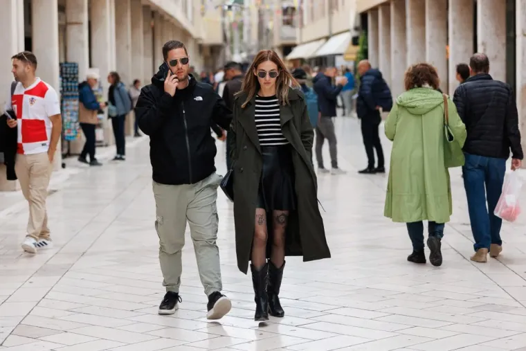 Ovaj zgodni par nitko nije mogao ignorirati: Zaljubljeni duo zasjenio sve prolaznike u gradu