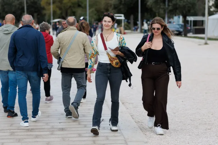 Ovaj zgodni par nitko nije mogao ignorirati: Zaljubljeni duo zasjenio sve prolaznike u gradu