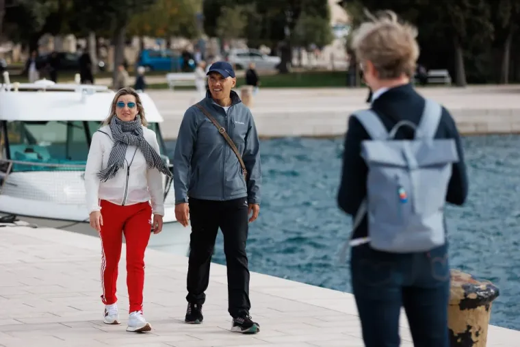 Ovaj zgodni par nitko nije mogao ignorirati: Zaljubljeni duo zasjenio sve prolaznike u gradu