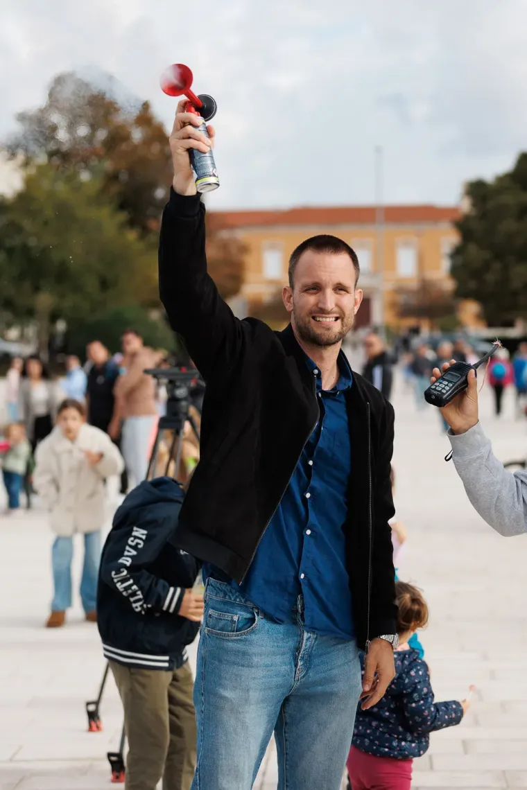 Ovaj zgodni par nitko nije mogao ignorirati: Zaljubljeni duo zasjenio sve prolaznike u gradu