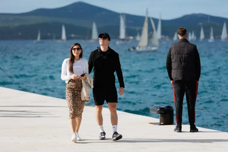 Ovaj zgodni par nitko nije mogao ignorirati: Zaljubljeni duo zasjenio sve prolaznike u gradu