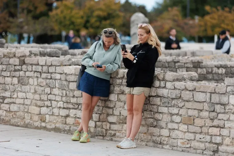 Ovaj zgodni par nitko nije mogao ignorirati: Zaljubljeni duo zasjenio sve prolaznike u gradu