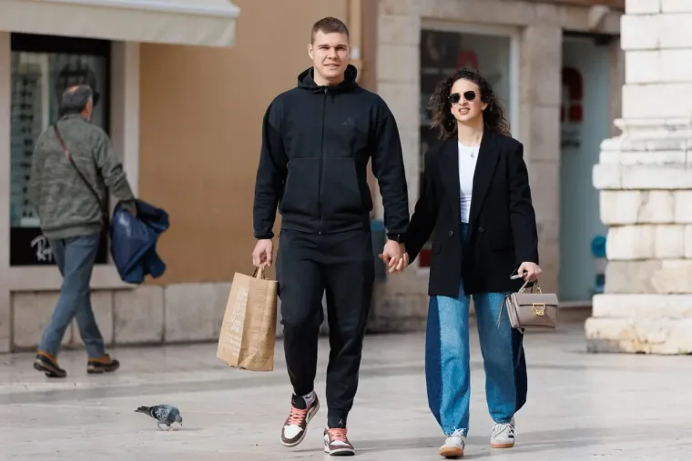 Ovaj zgodni par nitko nije mogao ignorirati: Zaljubljeni duo zasjenio sve prolaznike u gradu