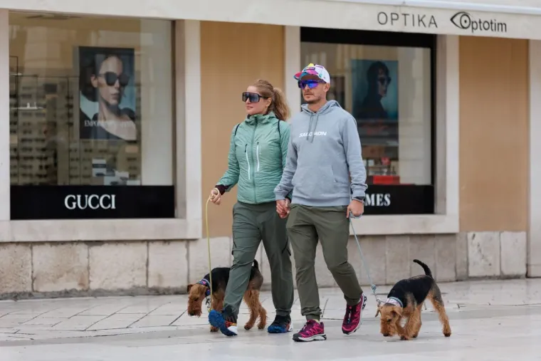 Ovaj zgodni par nitko nije mogao ignorirati: Zaljubljeni duo zasjenio sve prolaznike u gradu
