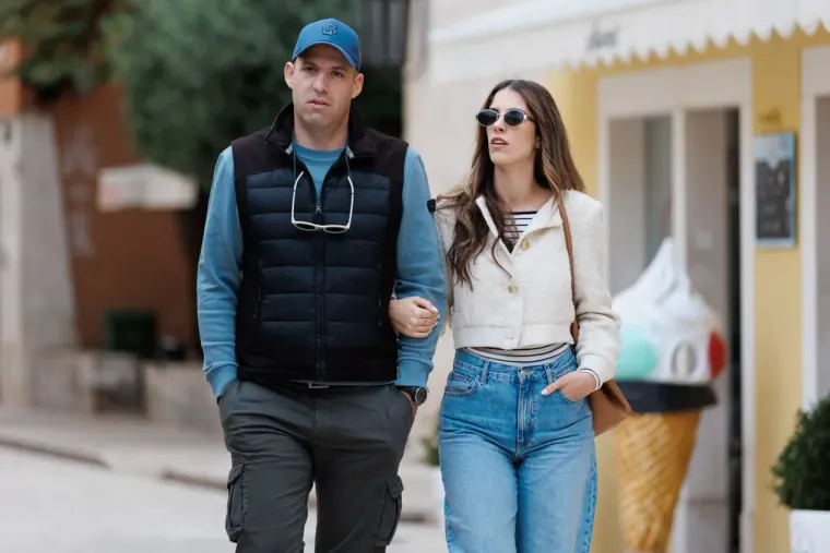 Ovaj zgodni par nitko nije mogao ignorirati: Zaljubljeni duo zasjenio sve prolaznike u gradu