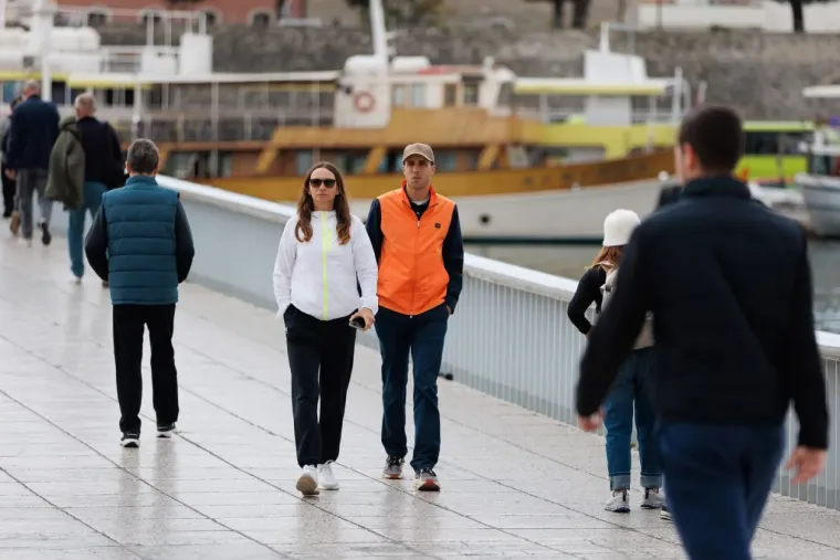 Ovaj zgodni par nitko nije mogao ignorirati: Zaljubljeni duo zasjenio sve prolaznike u gradu