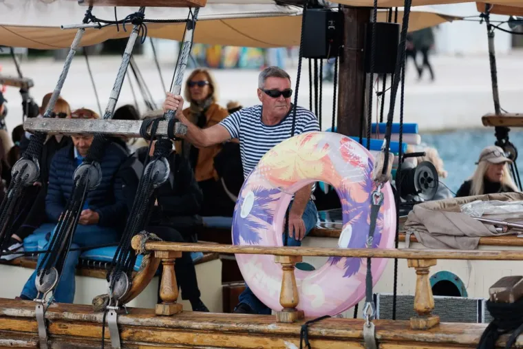 Ovaj zgodni par nitko nije mogao ignorirati: Zaljubljeni duo zasjenio sve prolaznike u gradu