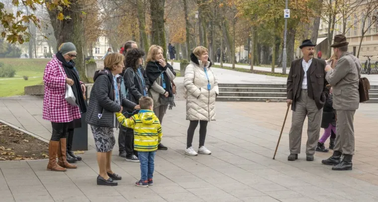 Sramežljiva ljepotica ukrala pažnju u Karlovcu: Ovaj odjevni komad obožavaju trendseterice