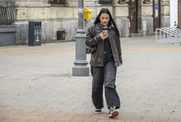 Sramežljiva ljepotica ukrala pažnju u Karlovcu: Ovaj odjevni komad obožavaju trendseterice