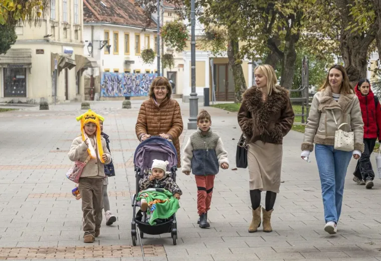 Sramežljiva ljepotica ukrala pažnju u Karlovcu: Ovaj odjevni komad obožavaju trendseterice