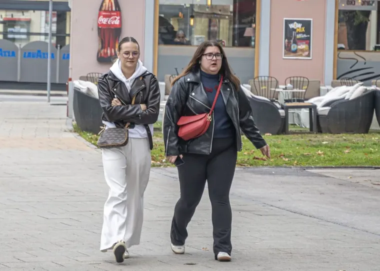 Sramežljiva ljepotica ukrala pažnju u Karlovcu: Ovaj odjevni komad obožavaju trendseterice