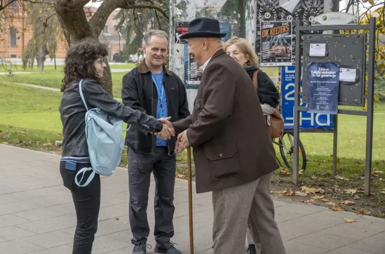Sramežljiva ljepotica ukrala pažnju u Karlovcu: Ovaj odjevni komad obožavaju trendseterice