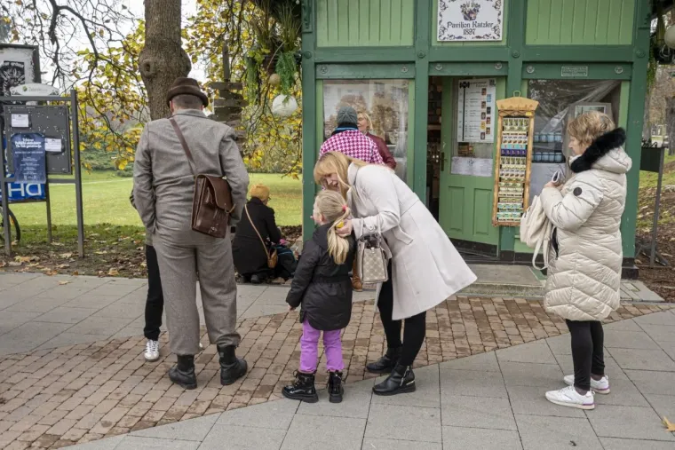 Sramežljiva ljepotica ukrala pažnju u Karlovcu: Ovaj odjevni komad obožavaju trendseterice