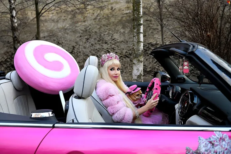 Kao da nije stvarna: Nazivaju je 'ruskom Barbie', a na zahvate je potrošila preko 140 000 eura