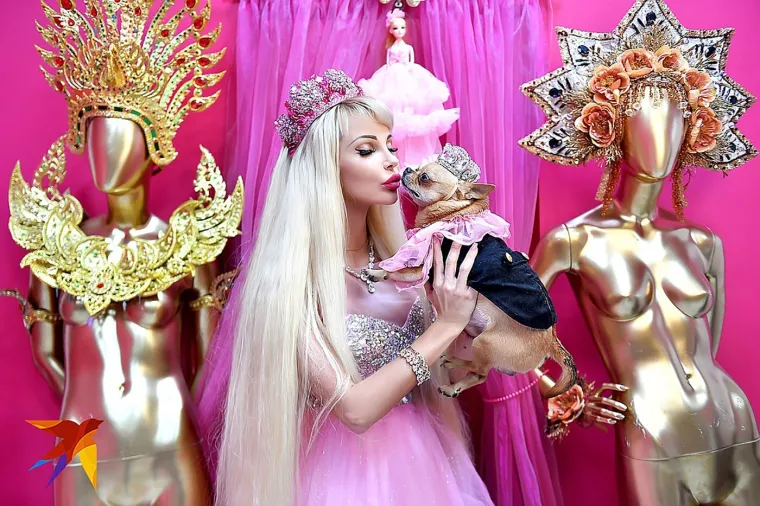 Kao da nije stvarna: Nazivaju je 'ruskom Barbie', a na zahvate je potro&scaron;ila preko 140 000 eura