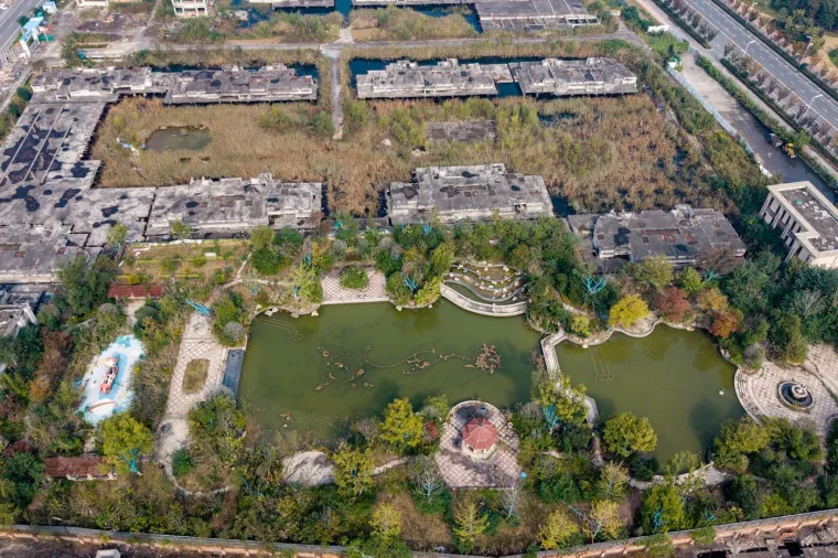 Fotografije nikad dovr&scaron;enih kvartova lede krv u žilama: Velebna zdanja zjape prazna