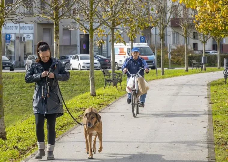 Kovrčava dama je osmijehom oborila prolaznike u Karlovcu: Nitko nije ostao ravnodušan