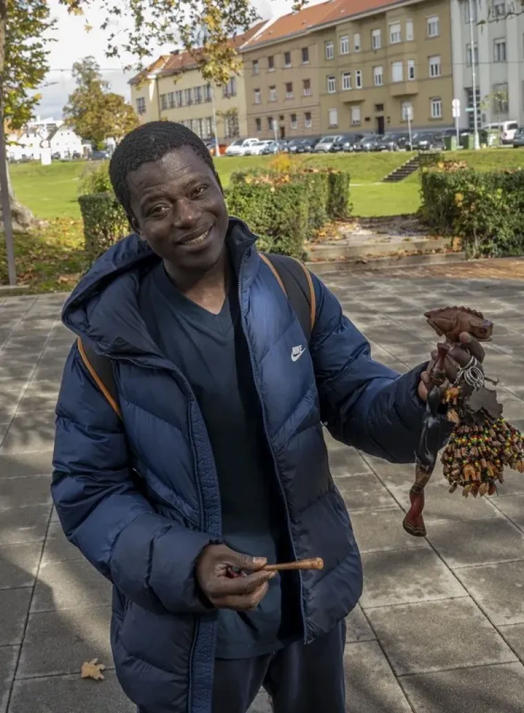 Kovrčava dama je osmijehom oborila prolaznike u Karlovcu: Nitko nije ostao ravnodu&scaron;an