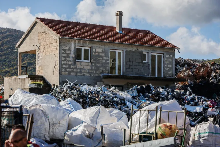 Kod Trogira uništeno 27 tona duhana i cigareta vrijednih 1,3 milijuna eura! 'Zbrinuli smo ih'