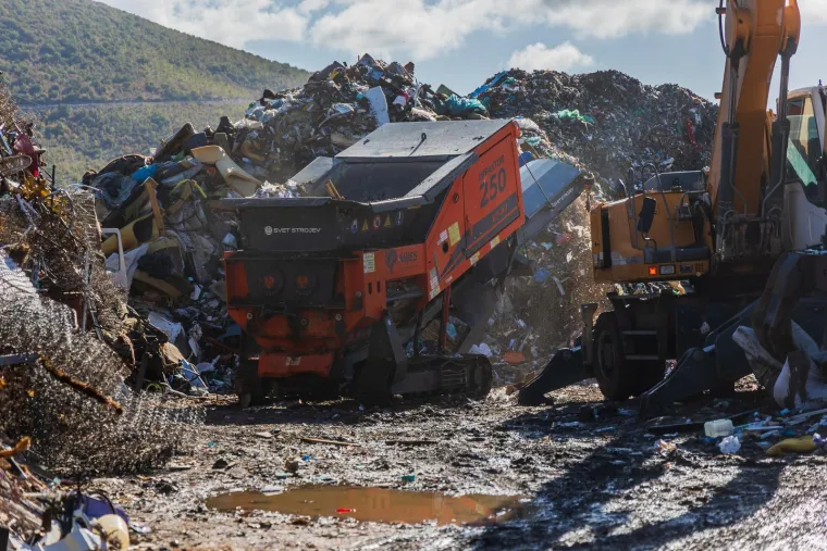 Kod Trogira uništeno 27 tona duhana i cigareta vrijednih 1,3 milijuna eura! 'Zbrinuli smo ih'