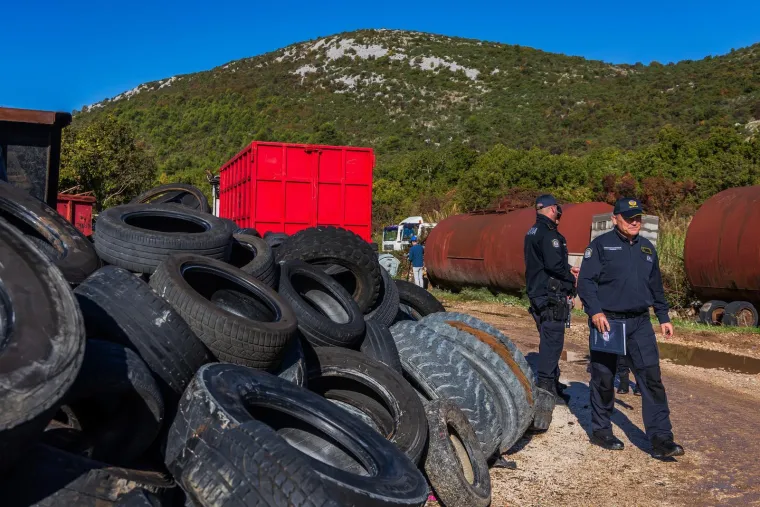 Kod Trogira uništeno 27 tona duhana i cigareta vrijednih 1,3 milijuna eura! 'Zbrinuli smo ih'