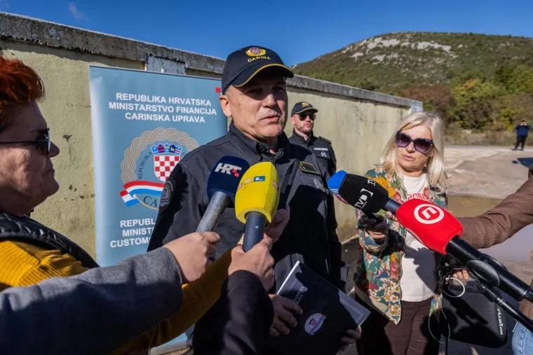 Kod Trogira uni&scaron;teno 27 tona duhana i cigareta vrijednih 1,3 milijuna eura! 'Zbrinuli smo ih'