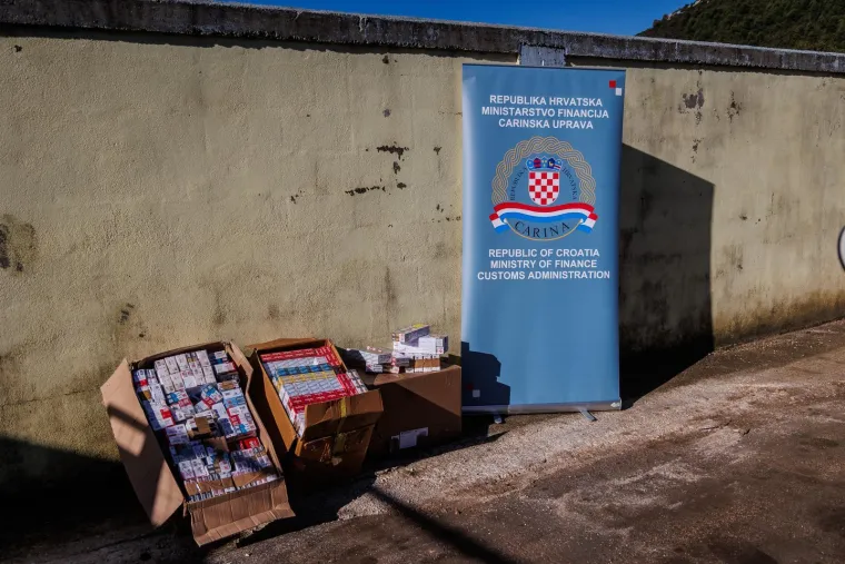 Kod Trogira uni&scaron;teno 27 tona duhana i cigareta vrijednih 1,3 milijuna eura! 'Zbrinuli smo ih'