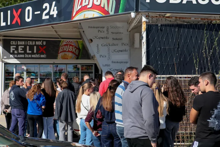 Ludnica za Thompsonom: Redovi u Zadru i Zagrebu kilometarski zbog ulaznica