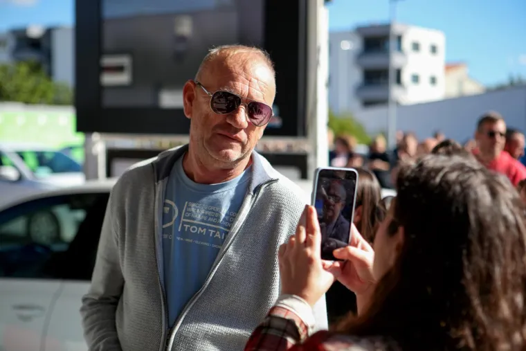 Ludnica za Thompsonom: Redovi u Zadru i Zagrebu kilometarski zbog ulaznica