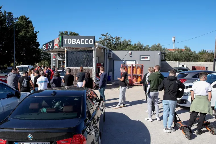 Ludnica za Thompsonom: Redovi u Zadru i Zagrebu kilometarski zbog ulaznica