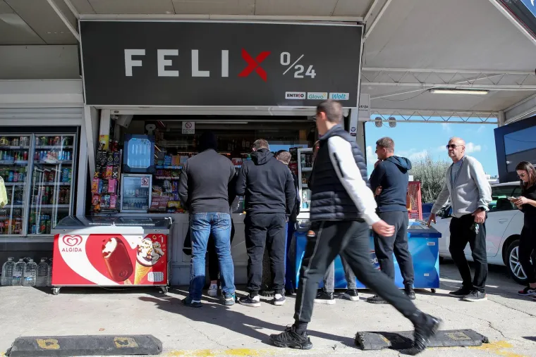 Ludnica za Thompsonom: Redovi u Zadru i Zagrebu kilometarski zbog ulaznica