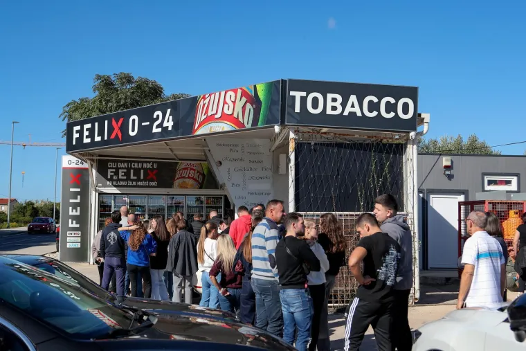 Ludnica za Thompsonom: Redovi u Zadru i Zagrebu kilometarski zbog ulaznica